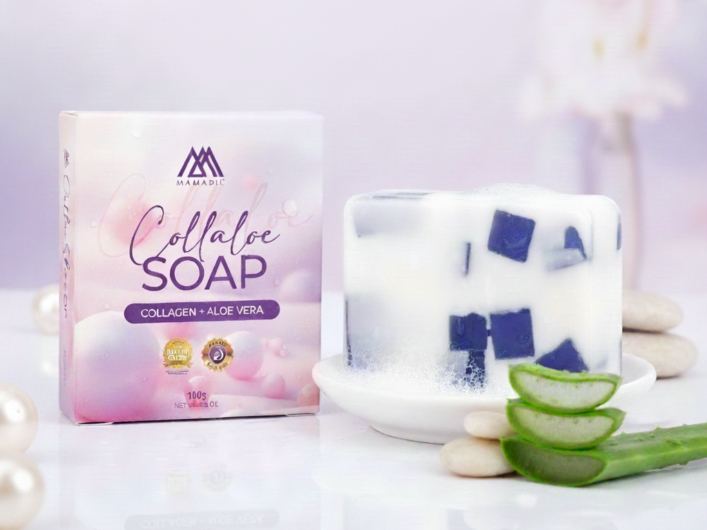 Collaloe Soap Mamadil dengan bahan aktif Aloe Vera, sabun muka lembut yang membantu melembapkan, menenangkan kulit kering dan kusam, sesuai untuk kulit letih yang perlukan penjagaan ekstra, digambarkan dengan latar belakang bersih dan moden.
